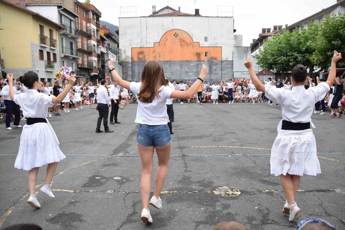 Soka dantzak jende ugari bildu du Errebote plazan - 83