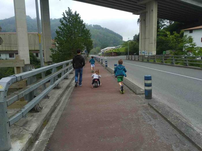 Haurrak kalera atera dira 43 1587900349178