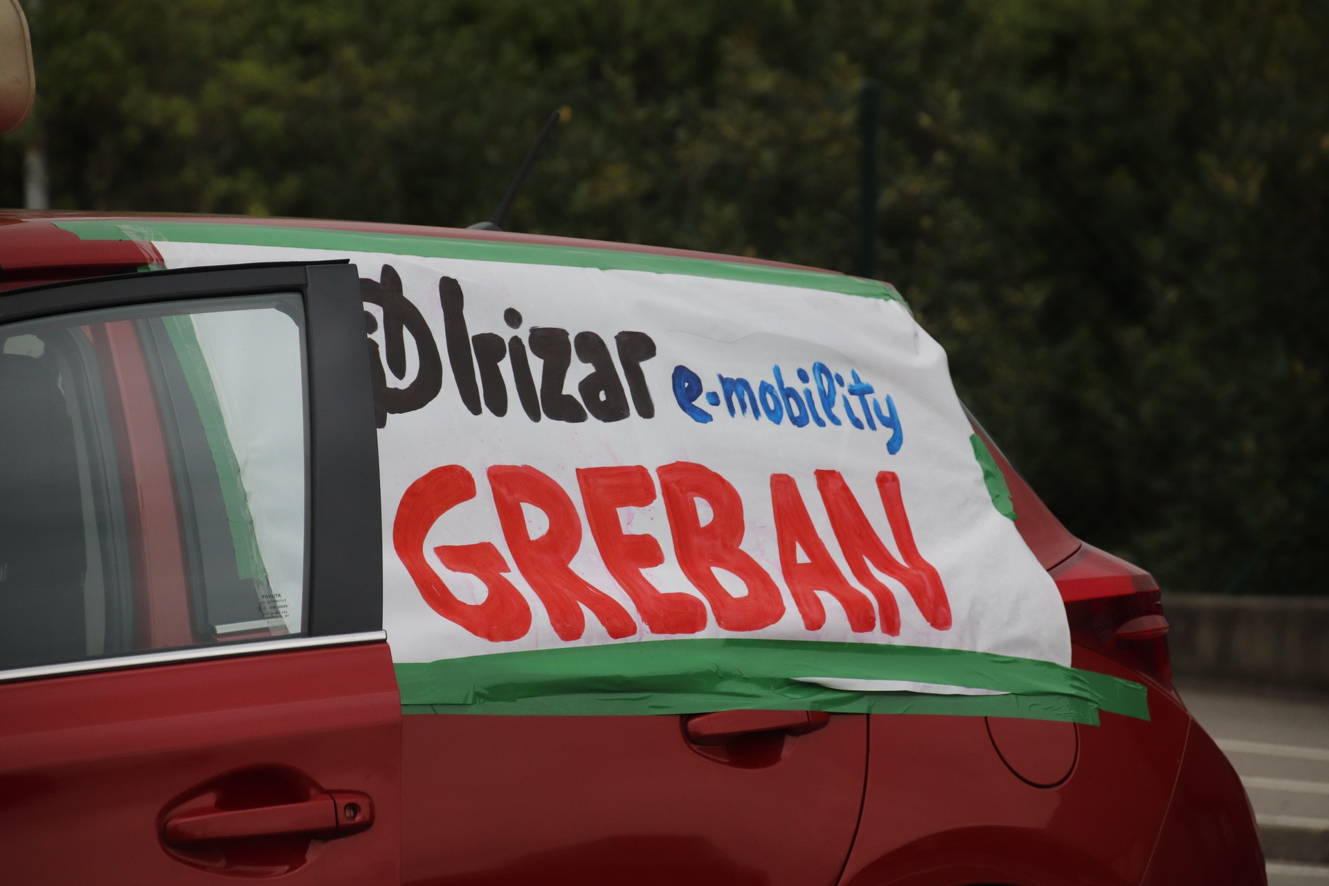 Kotxe karabana egin dute Irizarko grebalariek