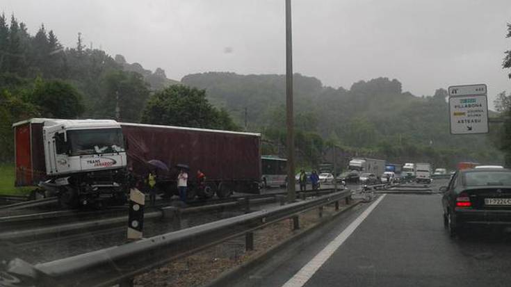 Kamioi istripu batek auto ilara luzeak eragin ditu