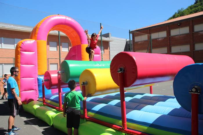 Haurrak jolasean, helduak jan eta edanean 1 1468671770964