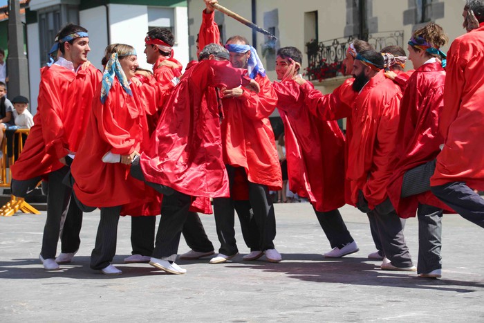 Emakumeak Adunako Axeri-dantzan, lehen aldiz - 96