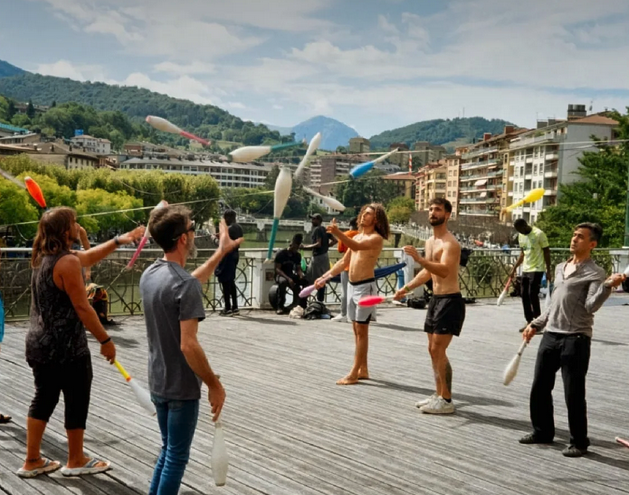 Zirku diziplinak ardatz dituen jaialdia asteburuan, Tolosan