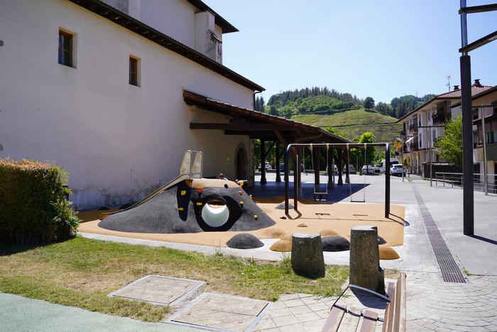 Amaitu dituzte elizaren ondoko jolastokia berritzeko lanak