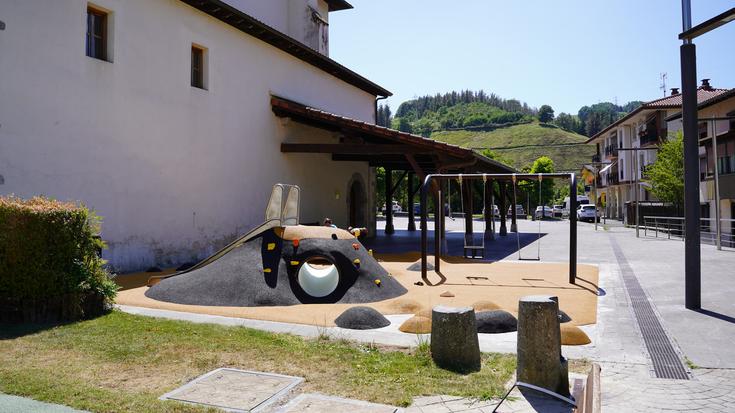 Amaitu dituzte elizaren ondoko jolastokia berritzeko lanak