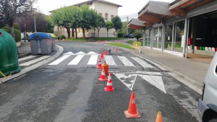 Trafiko seinalizazioa berritzeko lanetan ari dira
