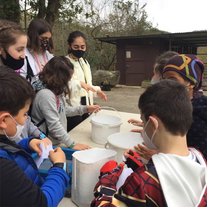 Gazteek gazteentzak antolatutako irteera bikaina, Urmara museora