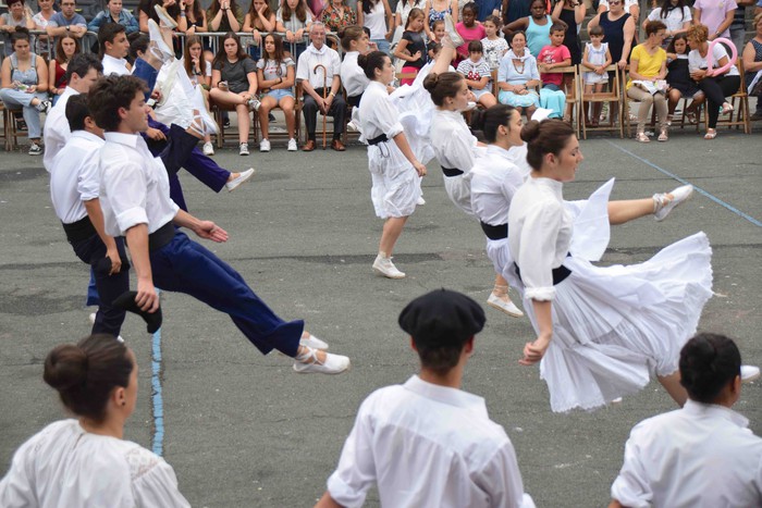 Soka dantzak jende ugari bildu du Errebote plazan - 47