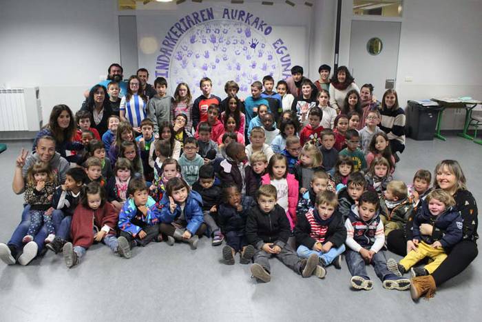 Azaroak 25 Ikaztegietako eskolan murala 28 1448454570250