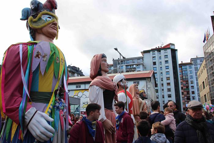 Gabonetako azokak jende asko 57 1576941778612