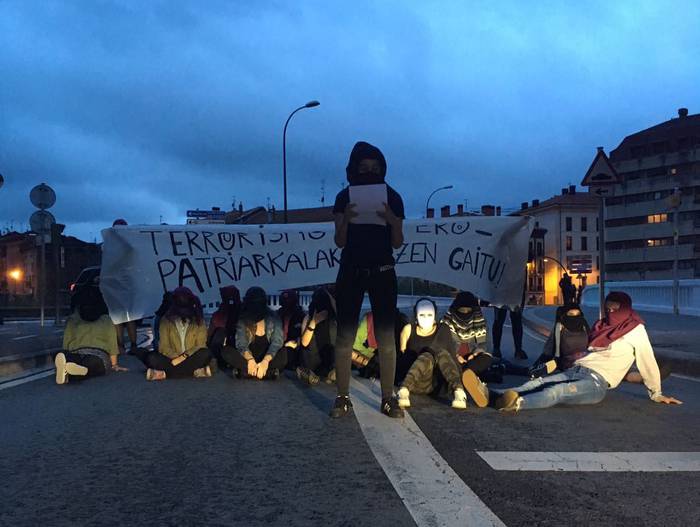 Protesta egin dute emakumeen erailketak salatzeko