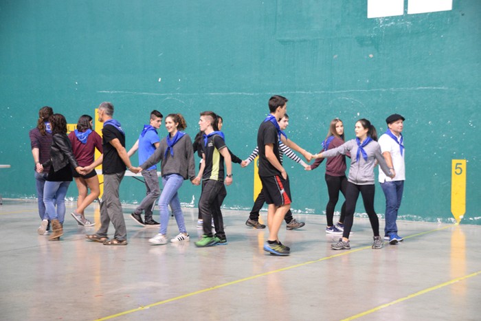 Dantzaren sokak lotuta - 42