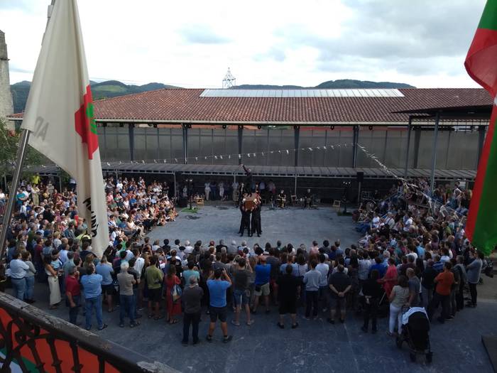 Dantza eta bertsotan igaro d 4 1565942048193