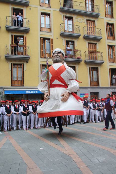 Santuek eta dantzariek poztu 30 1498312343346