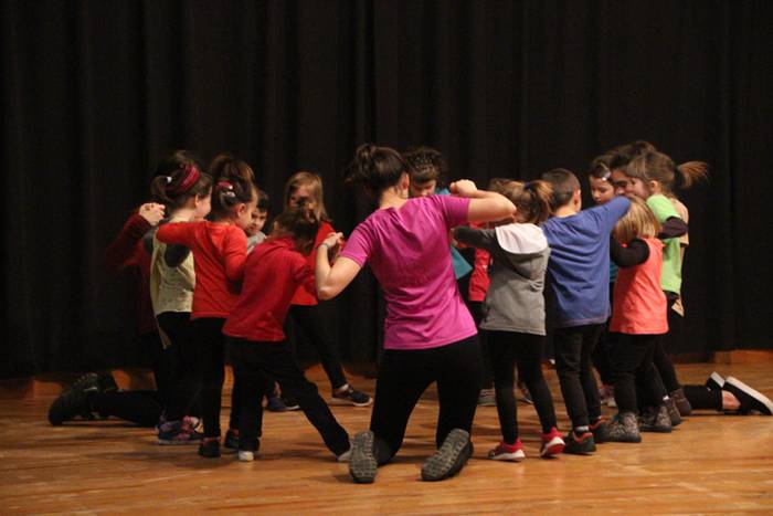 Sutarri haurren dantza taile 8 1521831070915