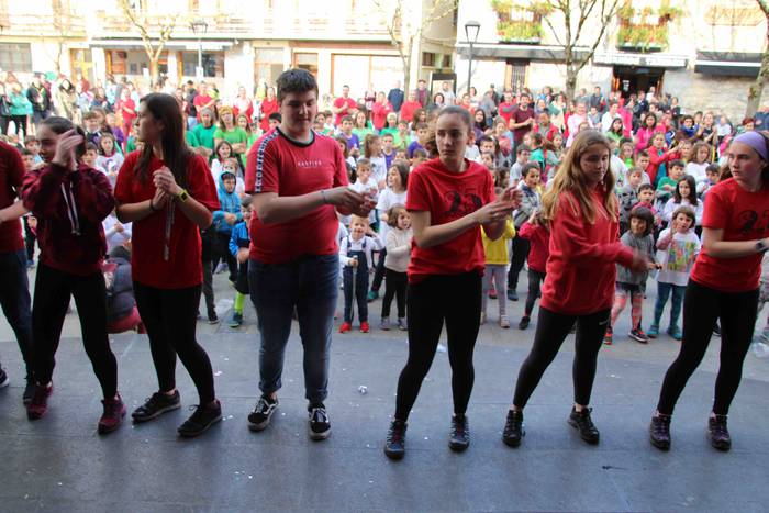 Txikienek eman diote hauspoa 39 1555155555299