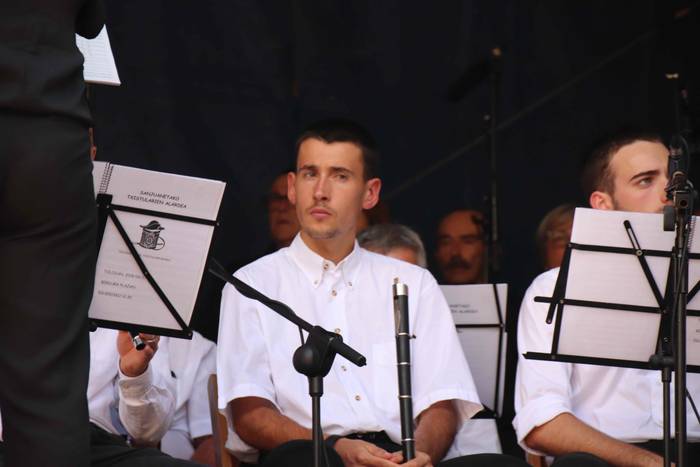 Musikak eta dantzak jantzi d 30 1531659104973