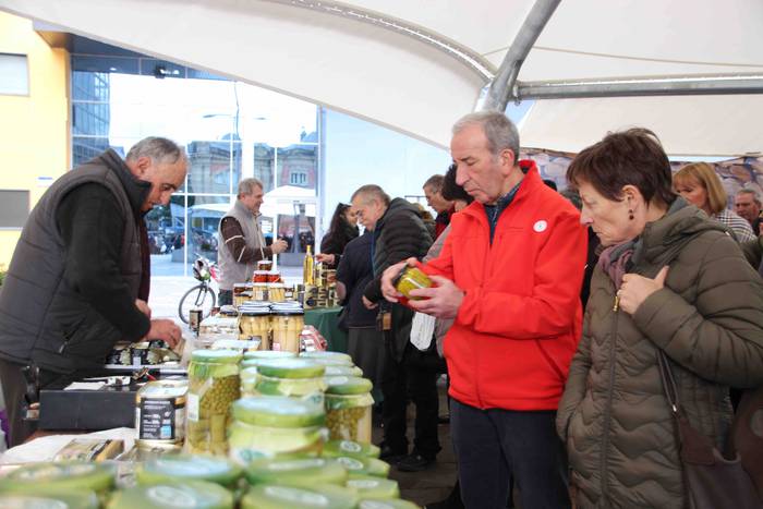 Gabonetako azokak jende asko 15 1576941751647