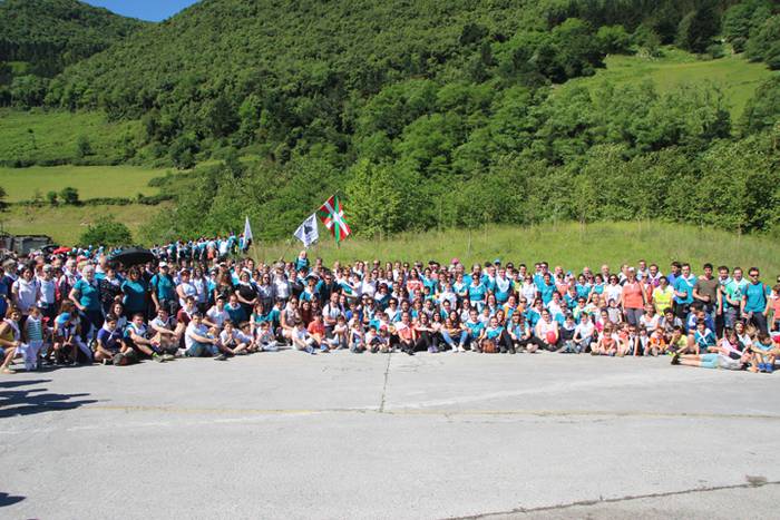 Eskuak batuta, desio bakarre 37 1528640737037