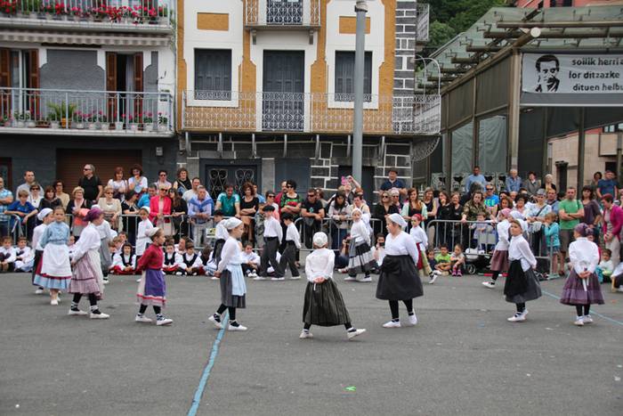 Dantzari txiki eguna Villabonan 20 1465749474174