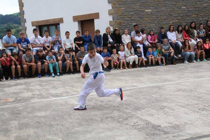 Jaietako egun handia ospatzen ari dira Asteasun 54 1467203913328