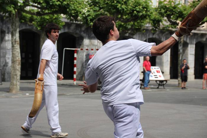 Behar Zana 70. urteurrena errebotea 46 1465127735415