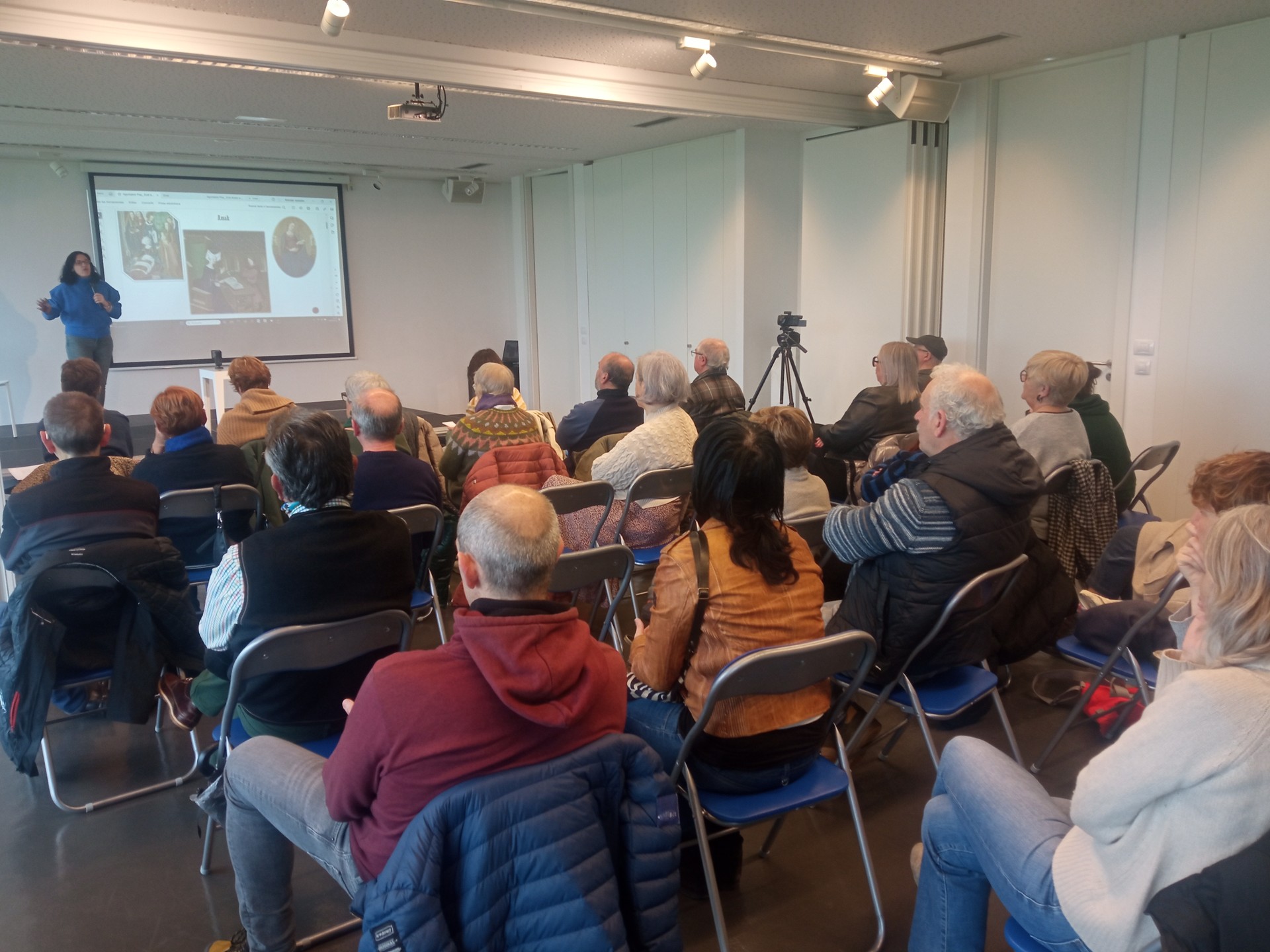 Emakumearen genealogia ezagutu eta jakinarazteko premi handia daukagu