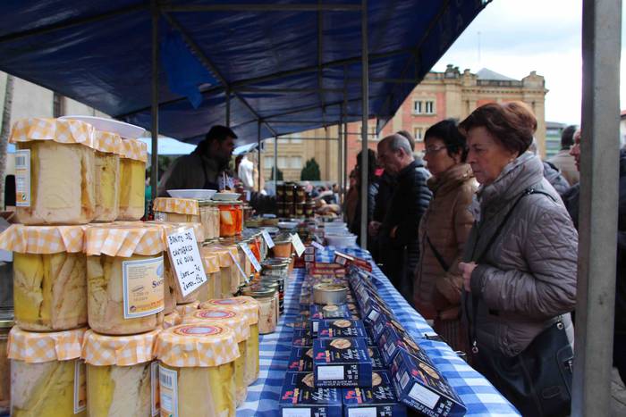 Gabonetako azokak jende asko 22 1576941756102