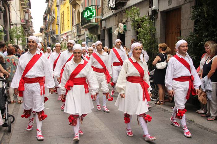 Santuek eta dantzariek poztu 119 1498312848241