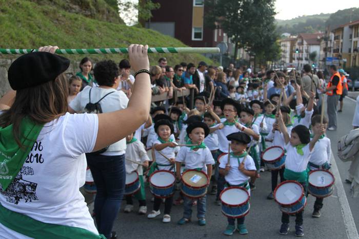 Irurako odol emaileek bota dute txupinazoa 4 1474654346973