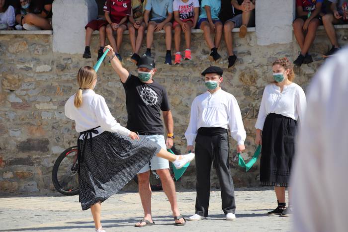 Berriro ere elkarri eskutik  84 1632576985349