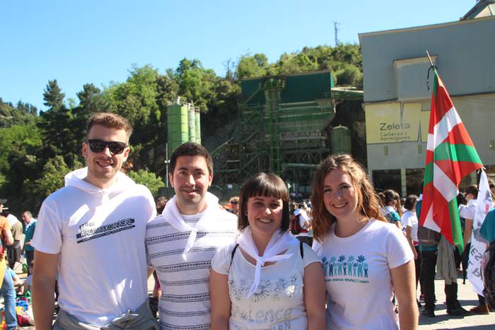 Eskuak batuta, desio bakarre 26 1528640644767