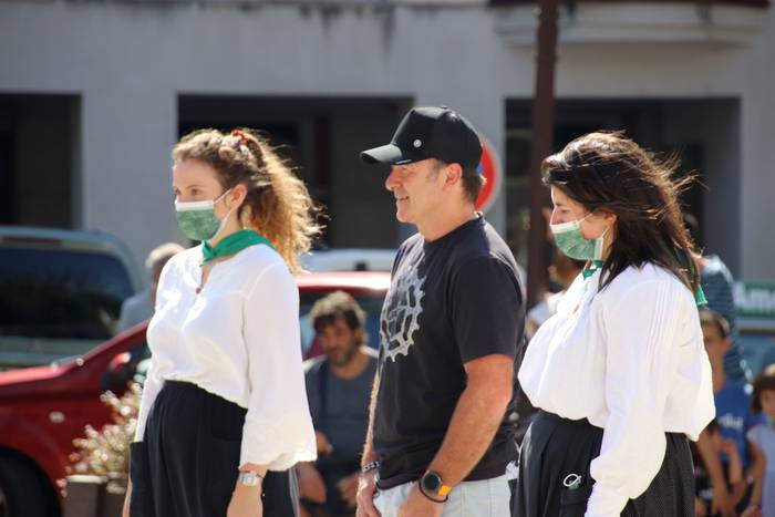 Berriro ere elkarri eskutik  71 1632576983781