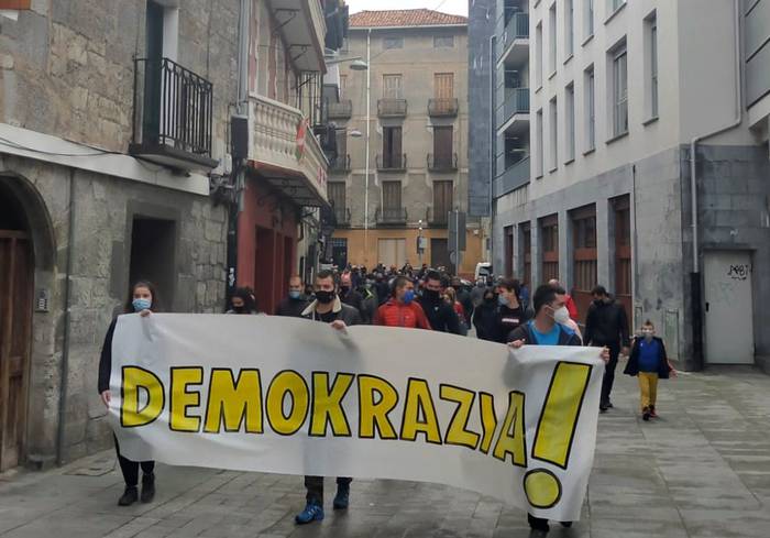 "Demokrazia" eskatuz eskuald 1 1608393001243