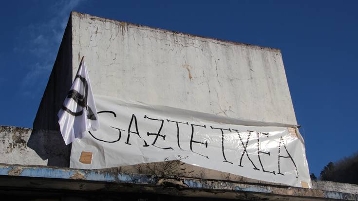 Abandonatutako fabrika bat okupatu du Tolosako Gazte Asanbladak