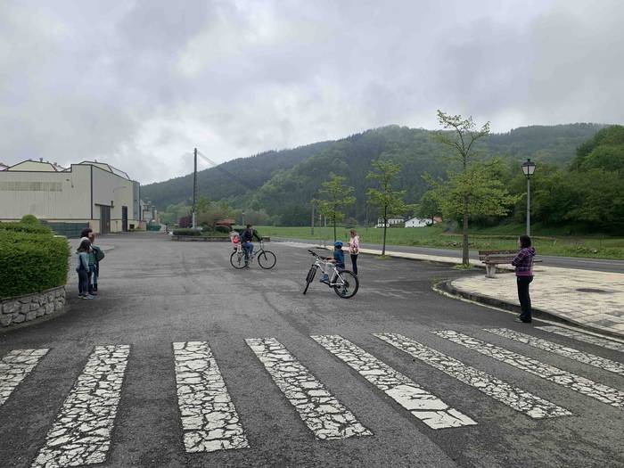 Haurrak kalera atera dira 13 1587900343304