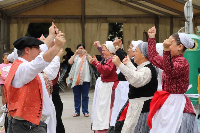 Larrain dantza egin dute Ama 30 1562505586855