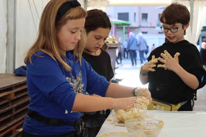 Eskuak zikinduz aritu dira s 10 1665306829374