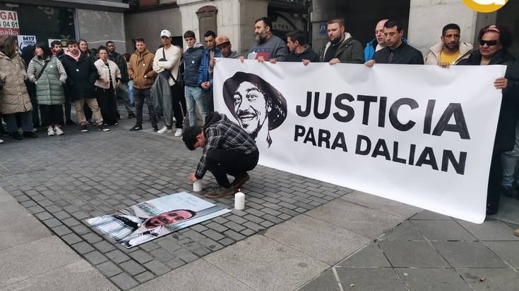 Elkarretaratze isila egin dute Dalian Peña tolosarraren omenez