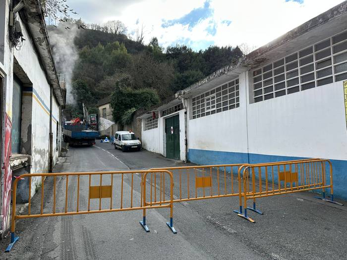 Izaskunera igotzeko errepidea itxi dute