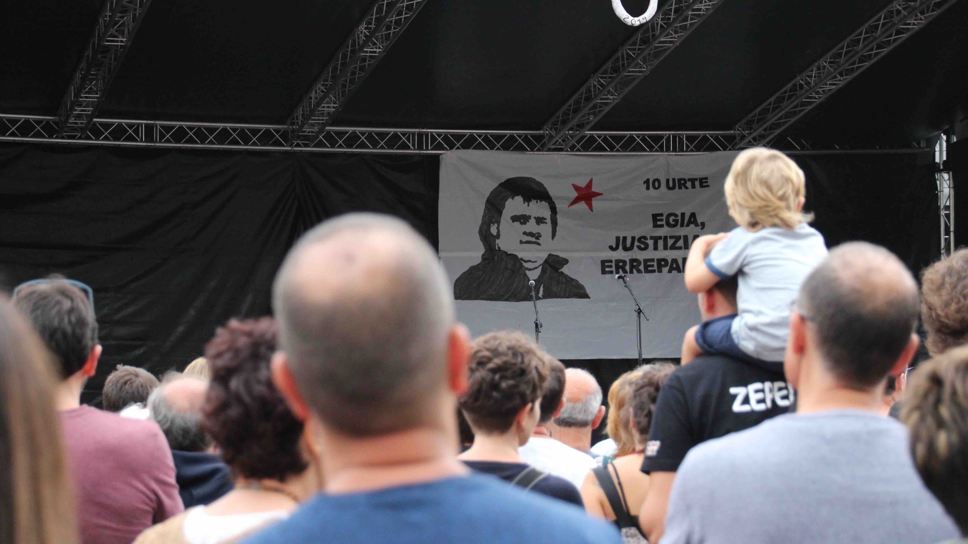 "Memoriaren egutegian oraindik loretan zaude"
