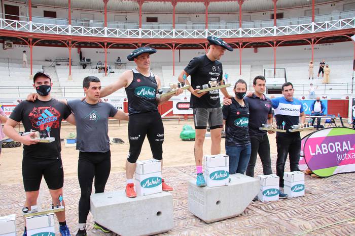 Izetatarrek jantzi dute txap 98 1624130546436