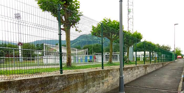 Arratzain futbol-zelai inguruko hesiak berritu ditu udalak