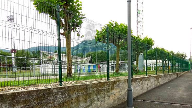 Arratzain futbol-zelai inguruko hesiak berritu ditu udalak