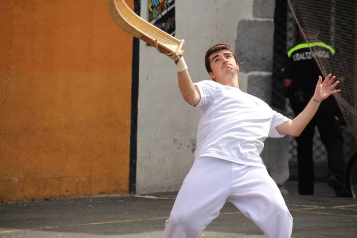 Behar Zana 70. urteurrena errebotea 16 1465127725118