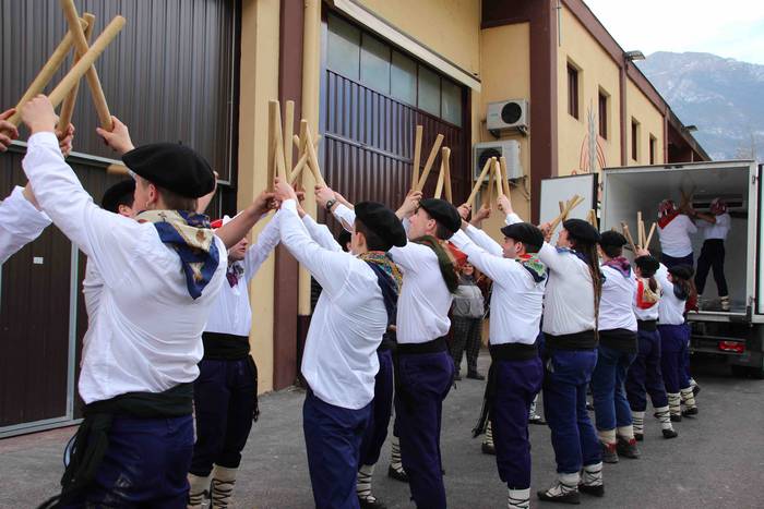 Ajerik gabe, makila eta lau  52 1551618074136