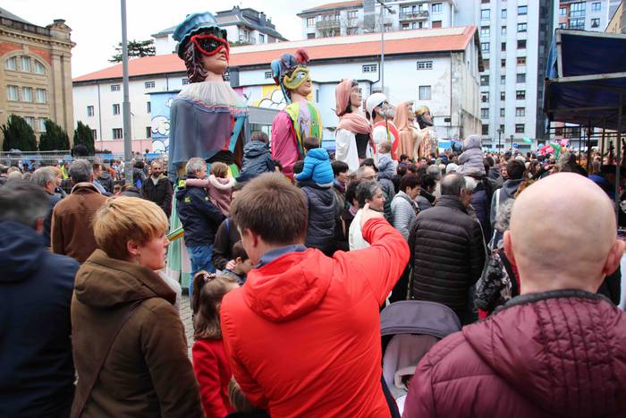 Gabonetako azokak jende asko 61 1576941782949