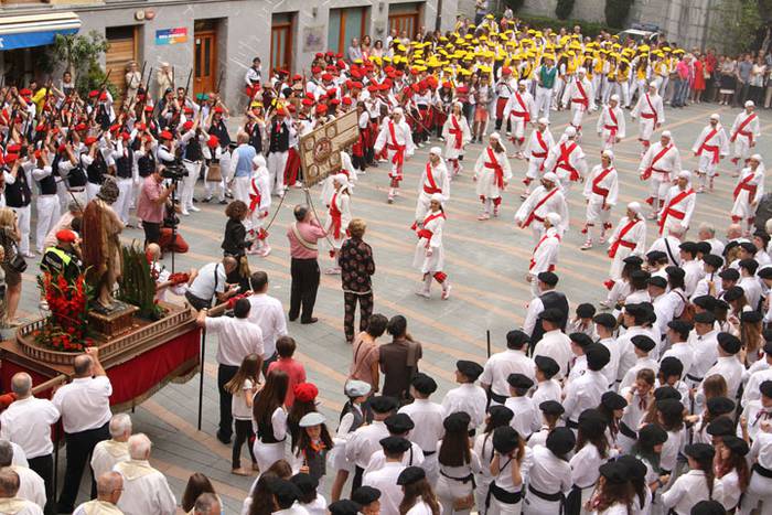 Santuek eta dantzariek poztu 175 1498313152532