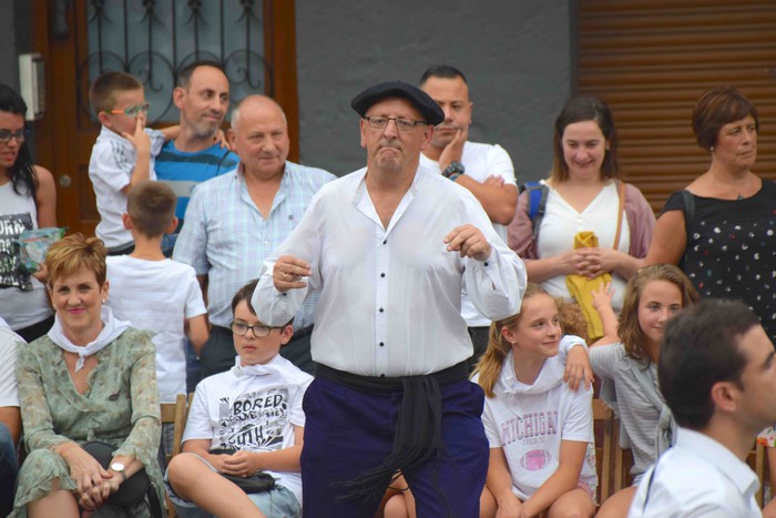 Soka dantzak jende ugari bildu du Errebote plazan - 97