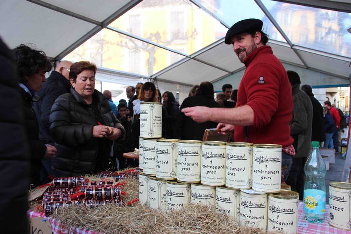 Gabonetako azokak jende asko 49 1576941773345